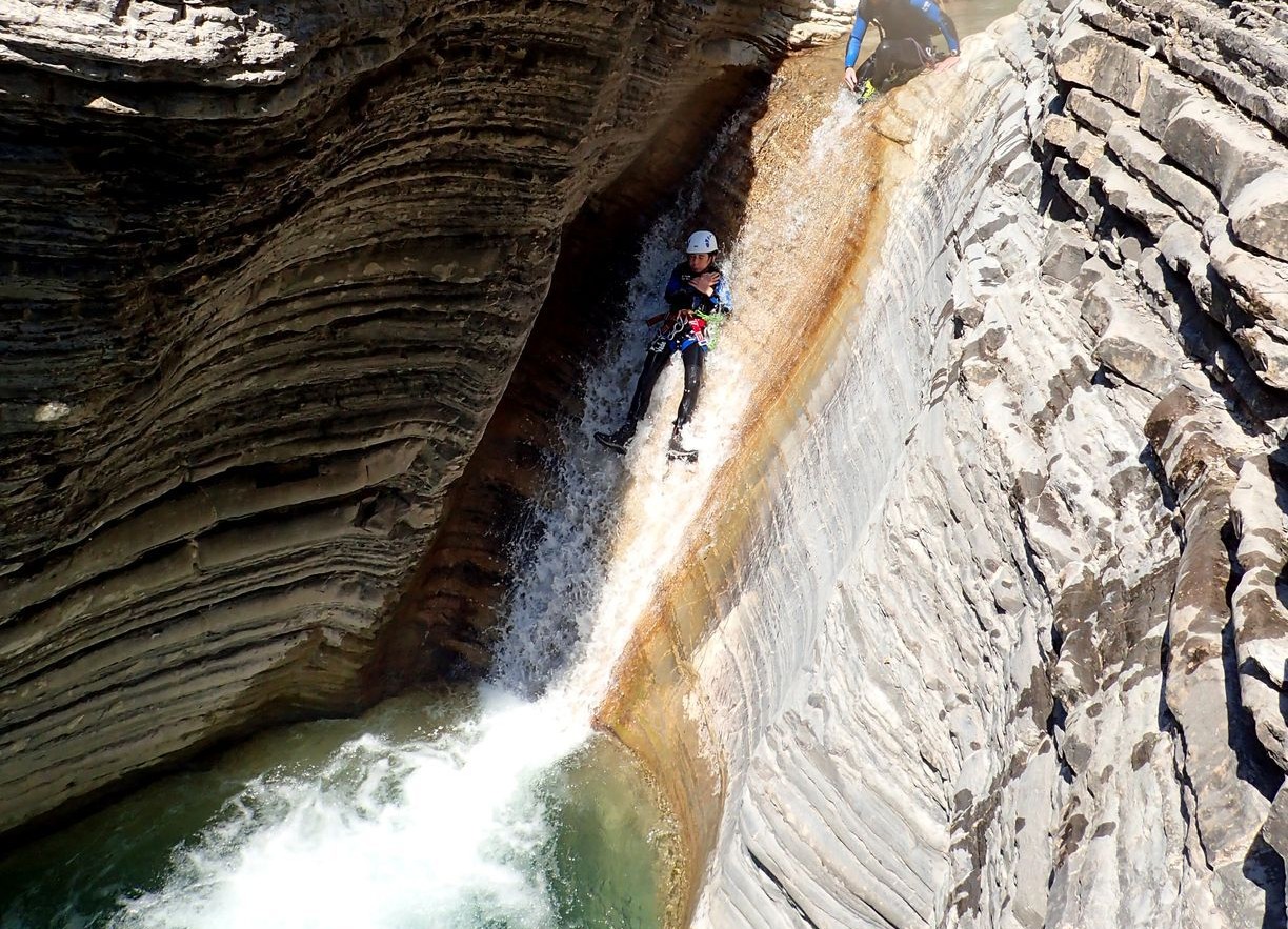 Grand toboggan au canyon de Sorrosal en Pyrénées