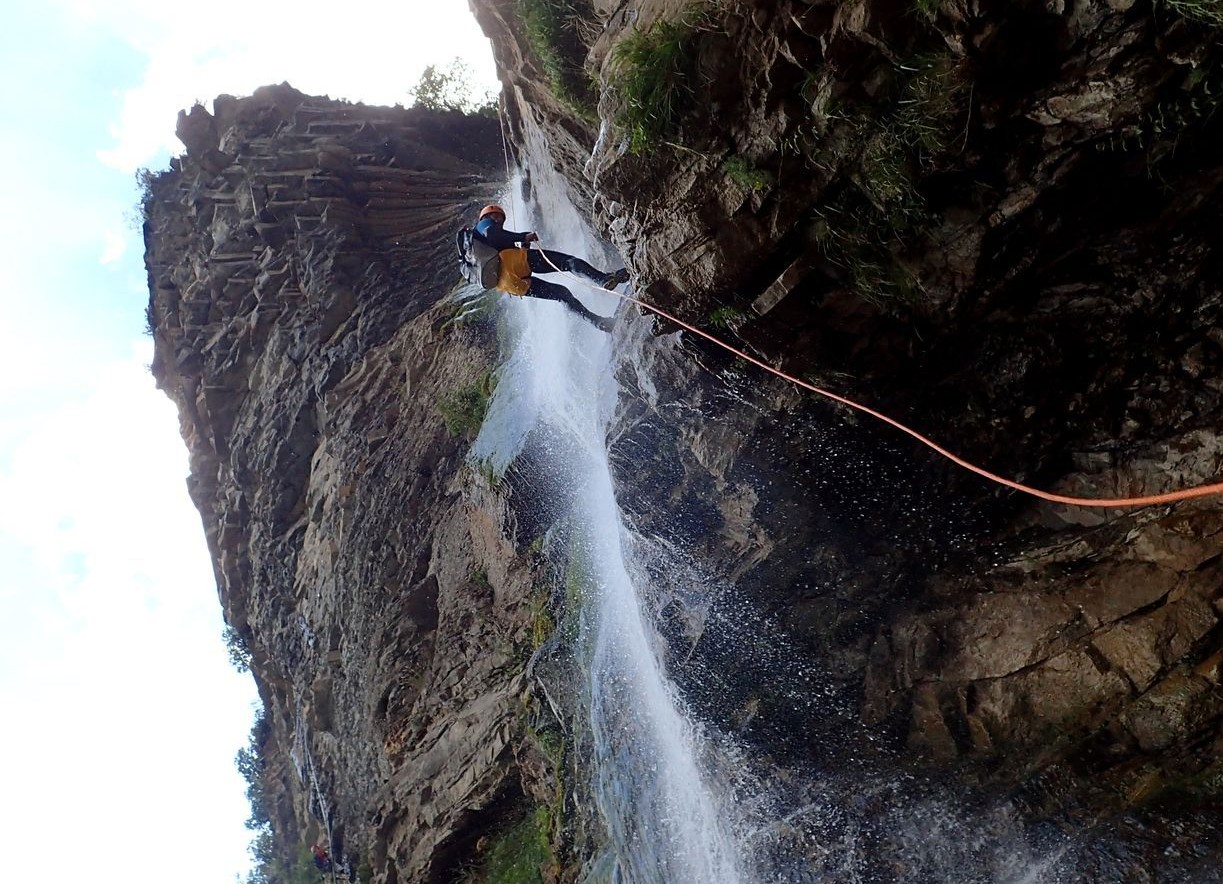 Rappel arrosé pour experts dans les Pyrénées