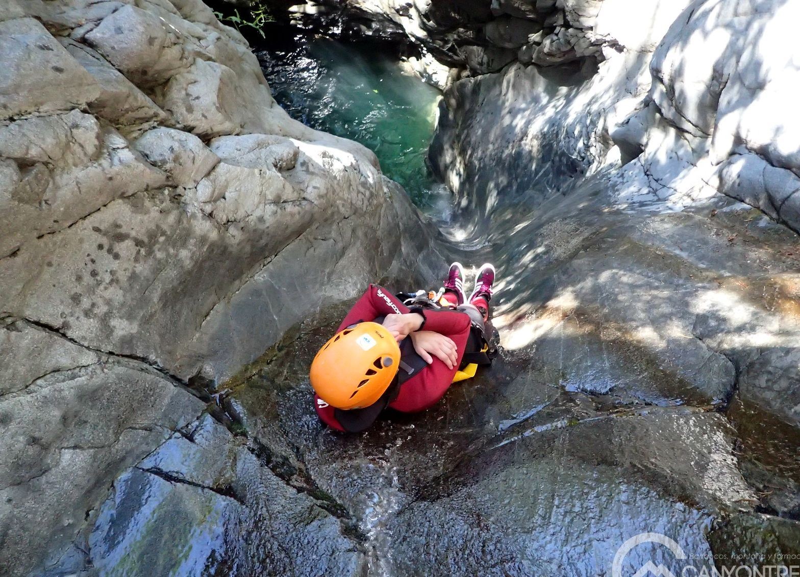 Des beaux toboggans sur le granit dans les Pyrénées