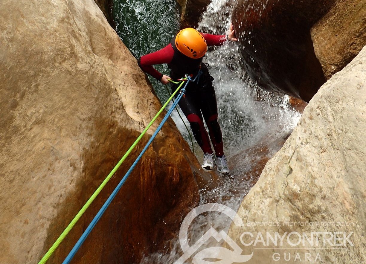 Beau rappel dans le canyon du Formiga