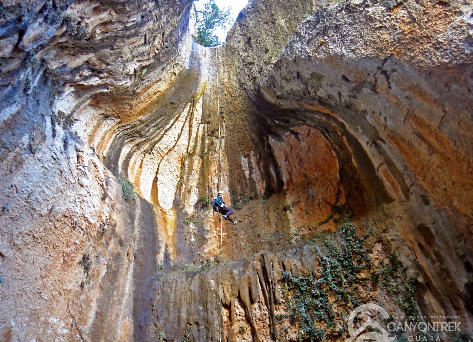 Des rappels dans les grottes surplombées
