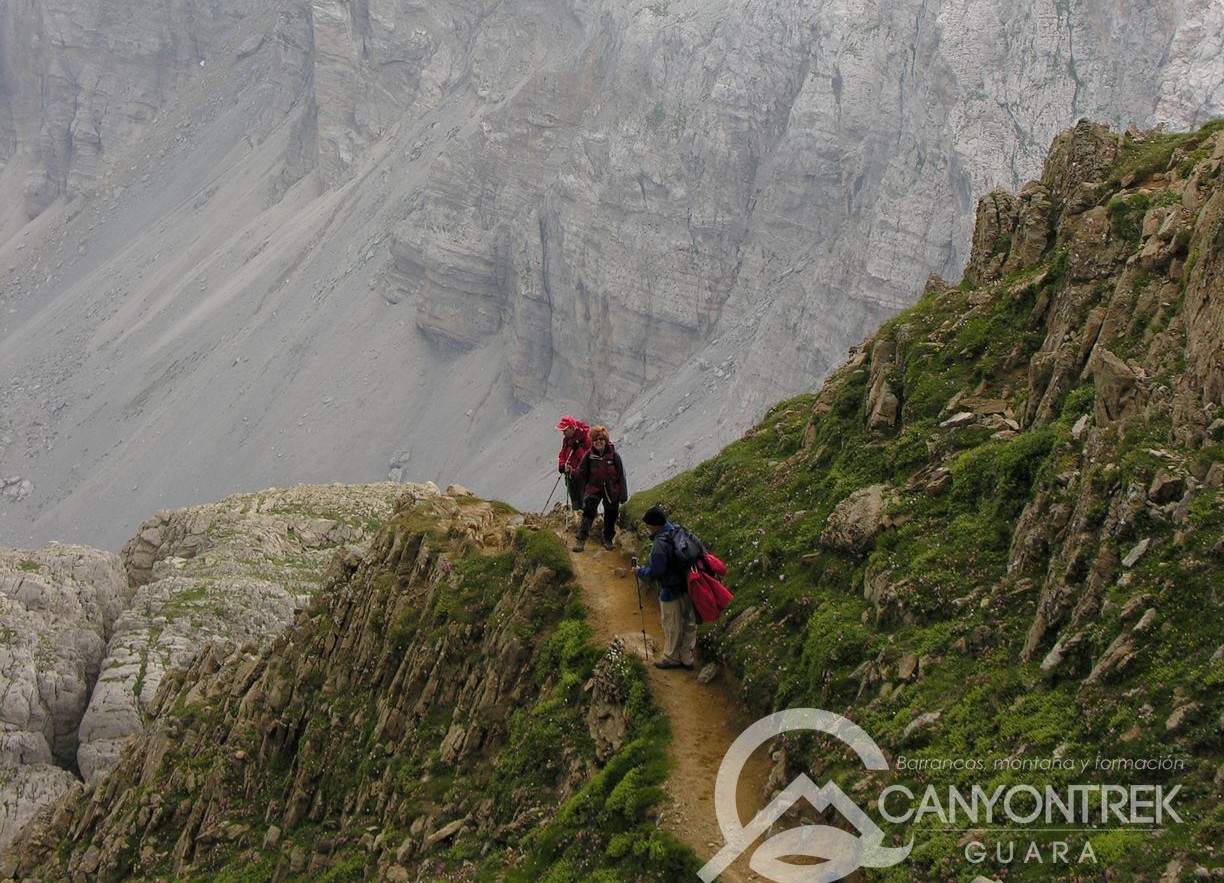 Les Pyrénées, grand décor pour la randonnée à pied