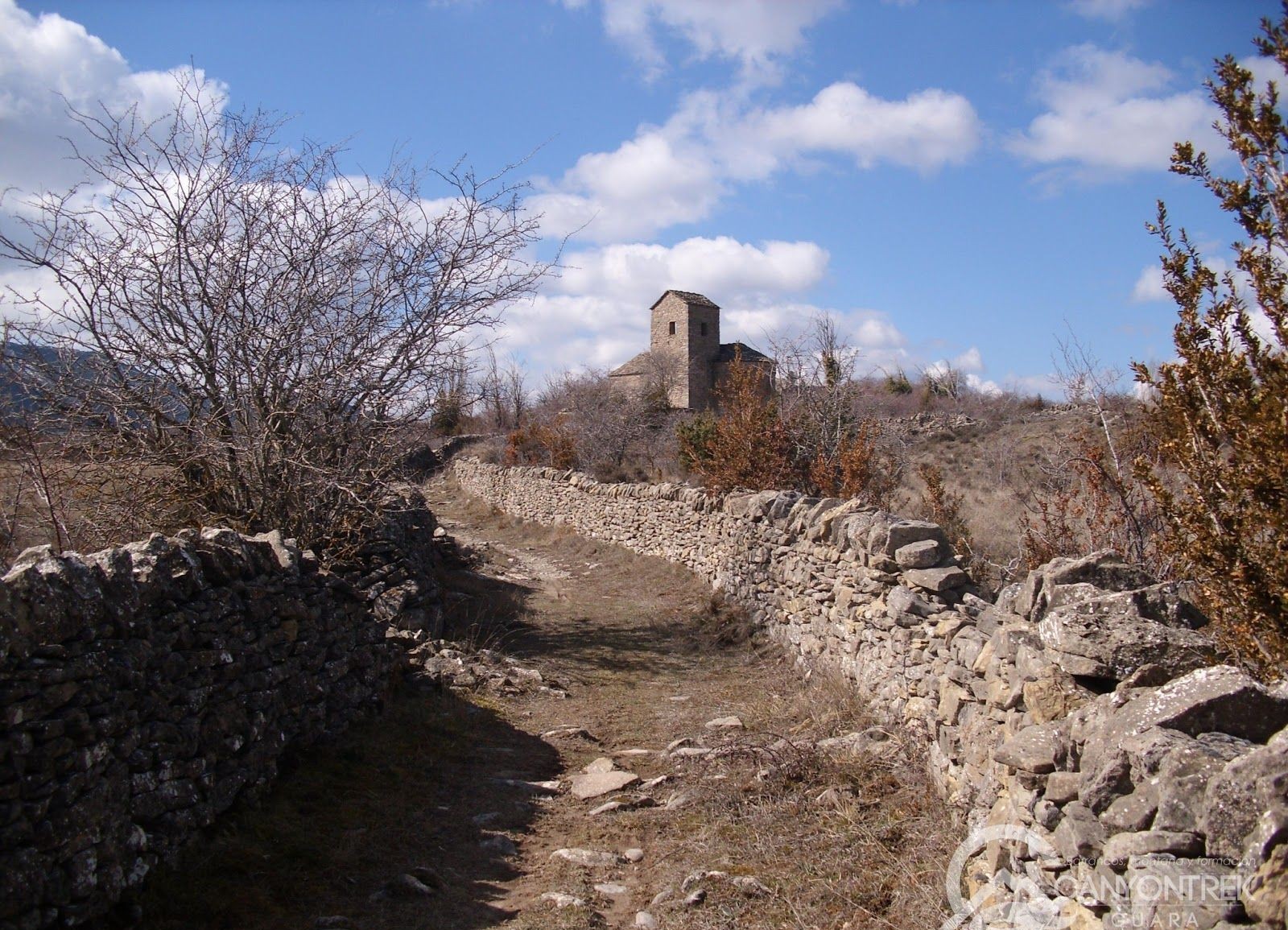 Marchant sur les chemin abandonnés à Guara