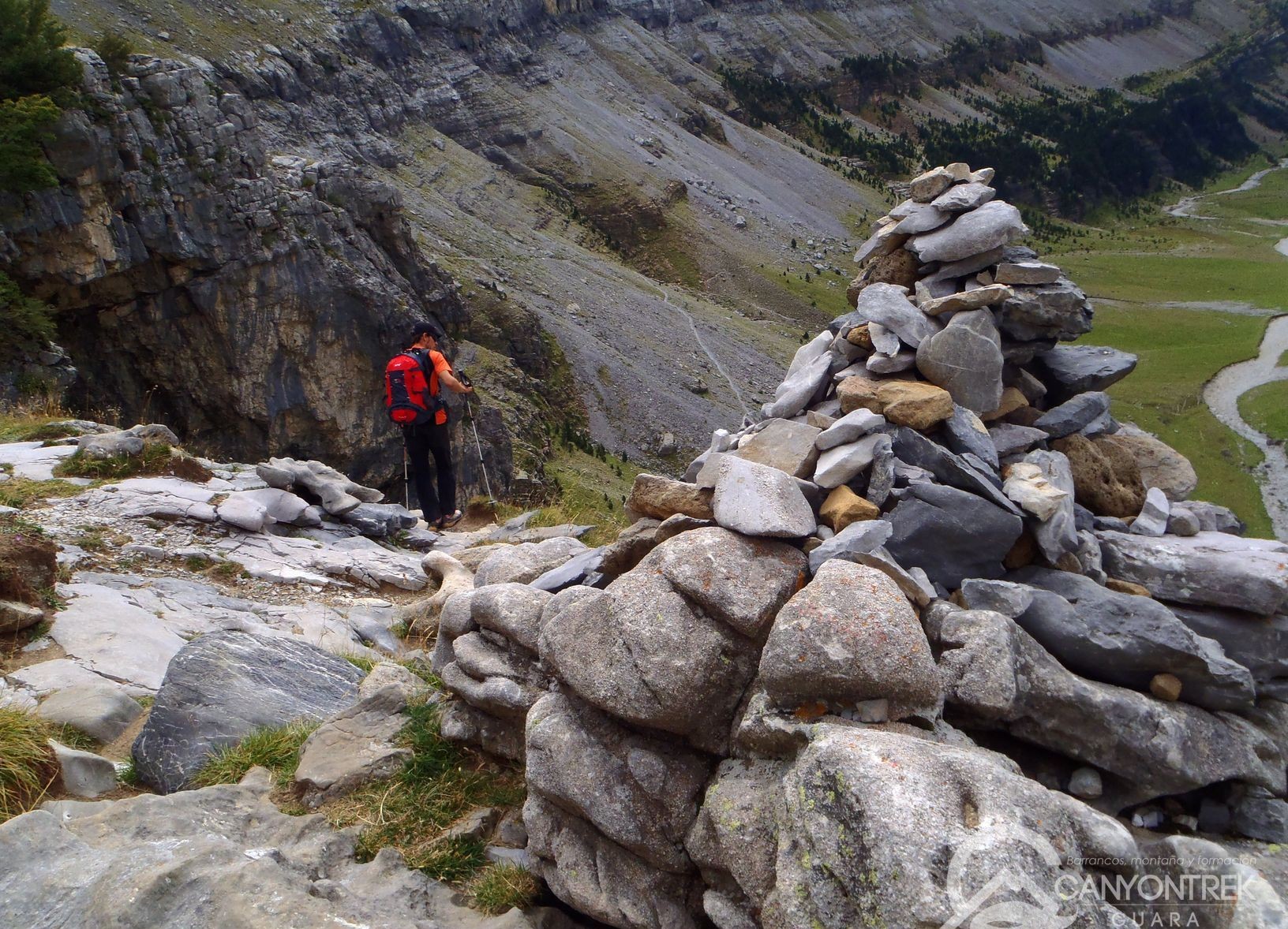 Les cairns indiquent le chemain