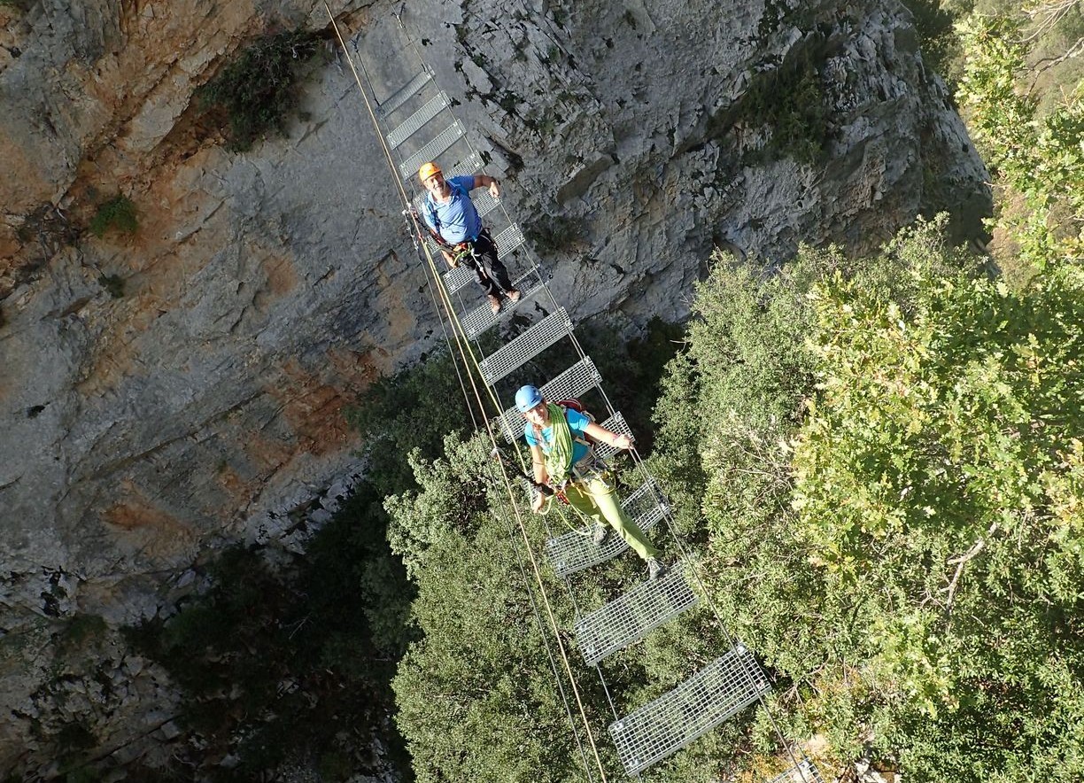 Pont suspendu dans Foradada del Toscar 