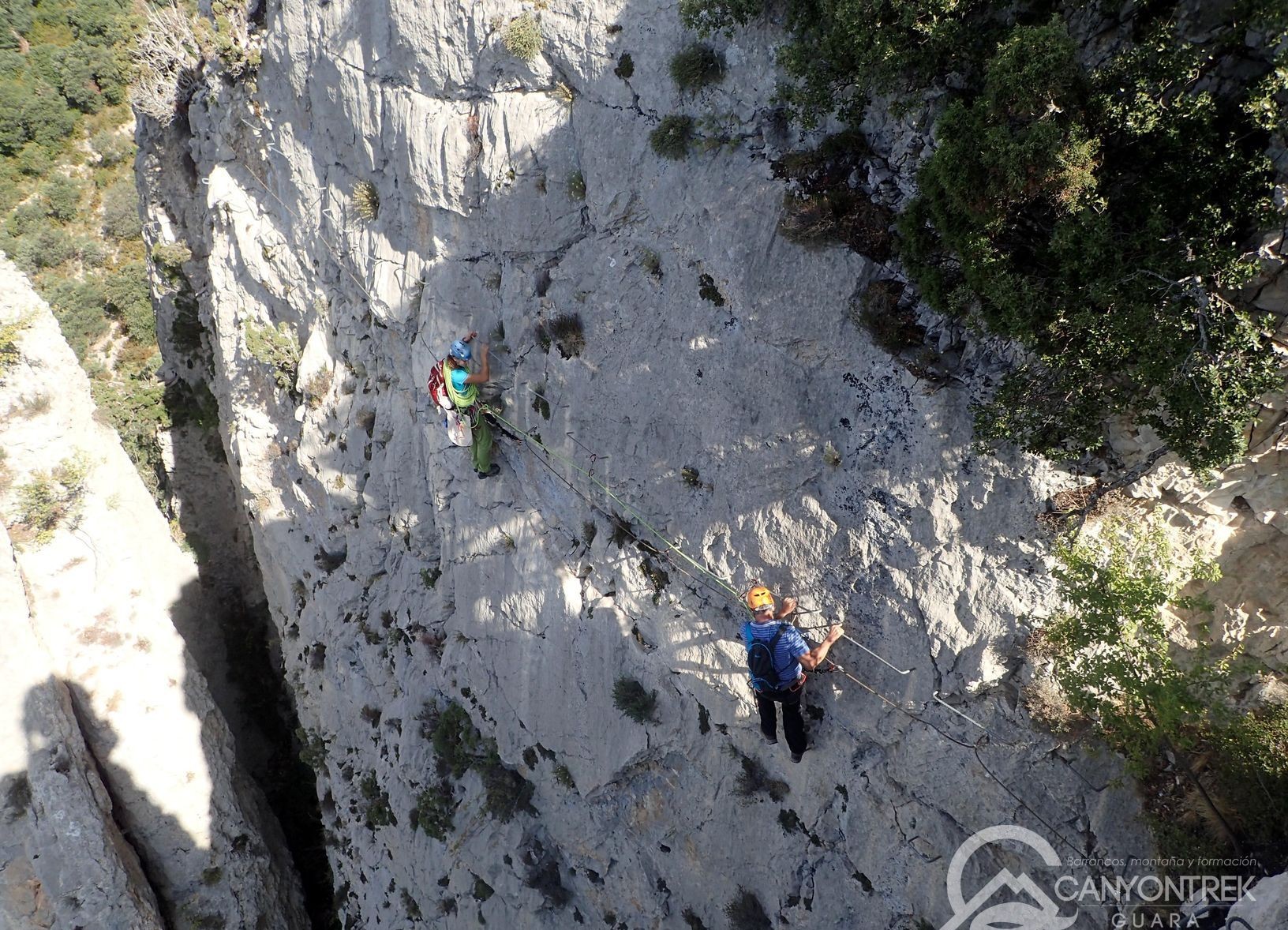 Impressionnante traversée aérienne à la via ferrata des les Pyrénées 