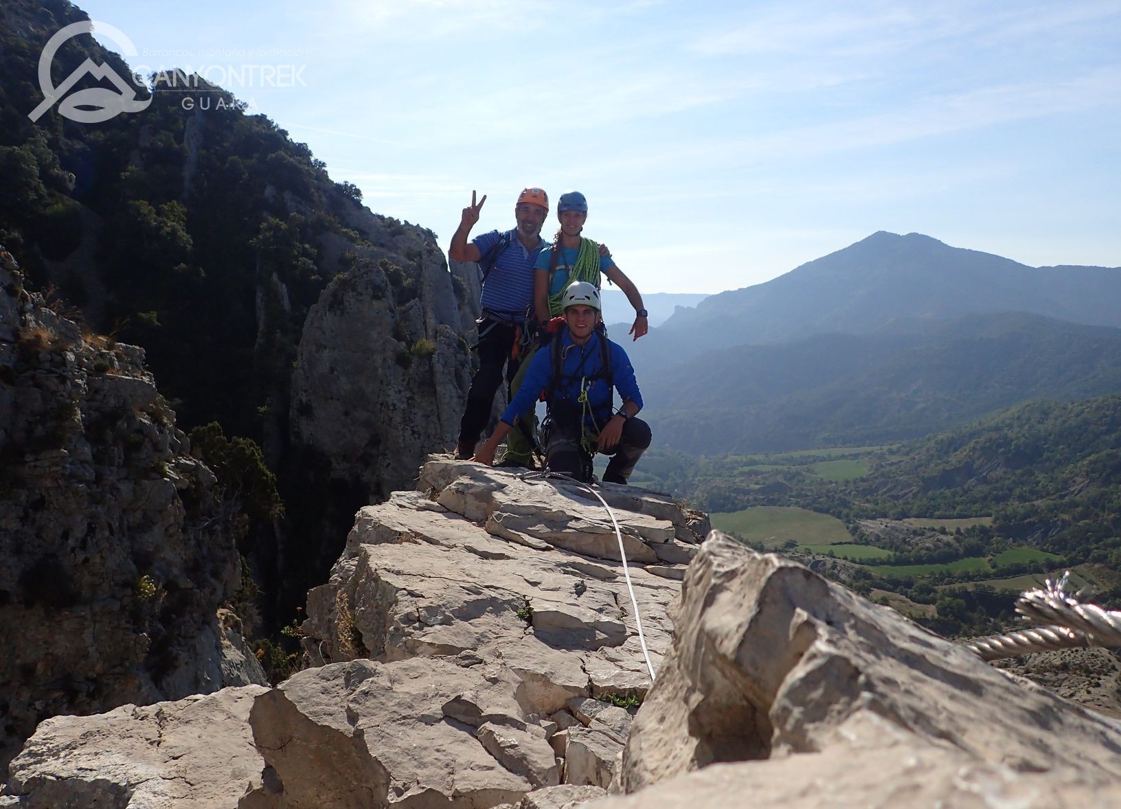 On grignote au somet de la via ferrata aux Pyrénées