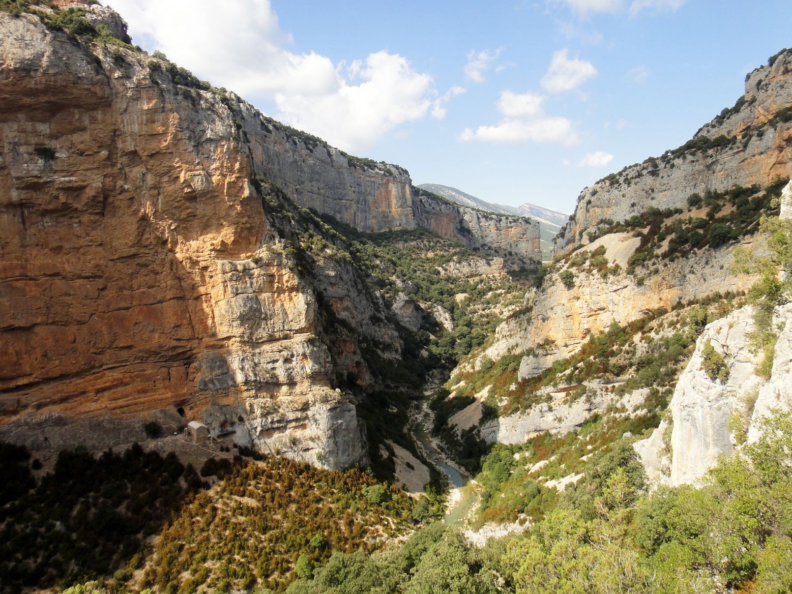 <p style="text-align:center"><em><strong>SIERRA DE GUARA:&nbsp;</strong></em>Entre vires et biefs &agrave; Saint Martin de l'Alcanadre</p> <p style="text-align:center">&nbsp;</p> 